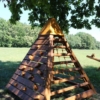 Piramis fa mászóka egyenes fokokkal