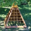 Piramis fa mászóka hálóval